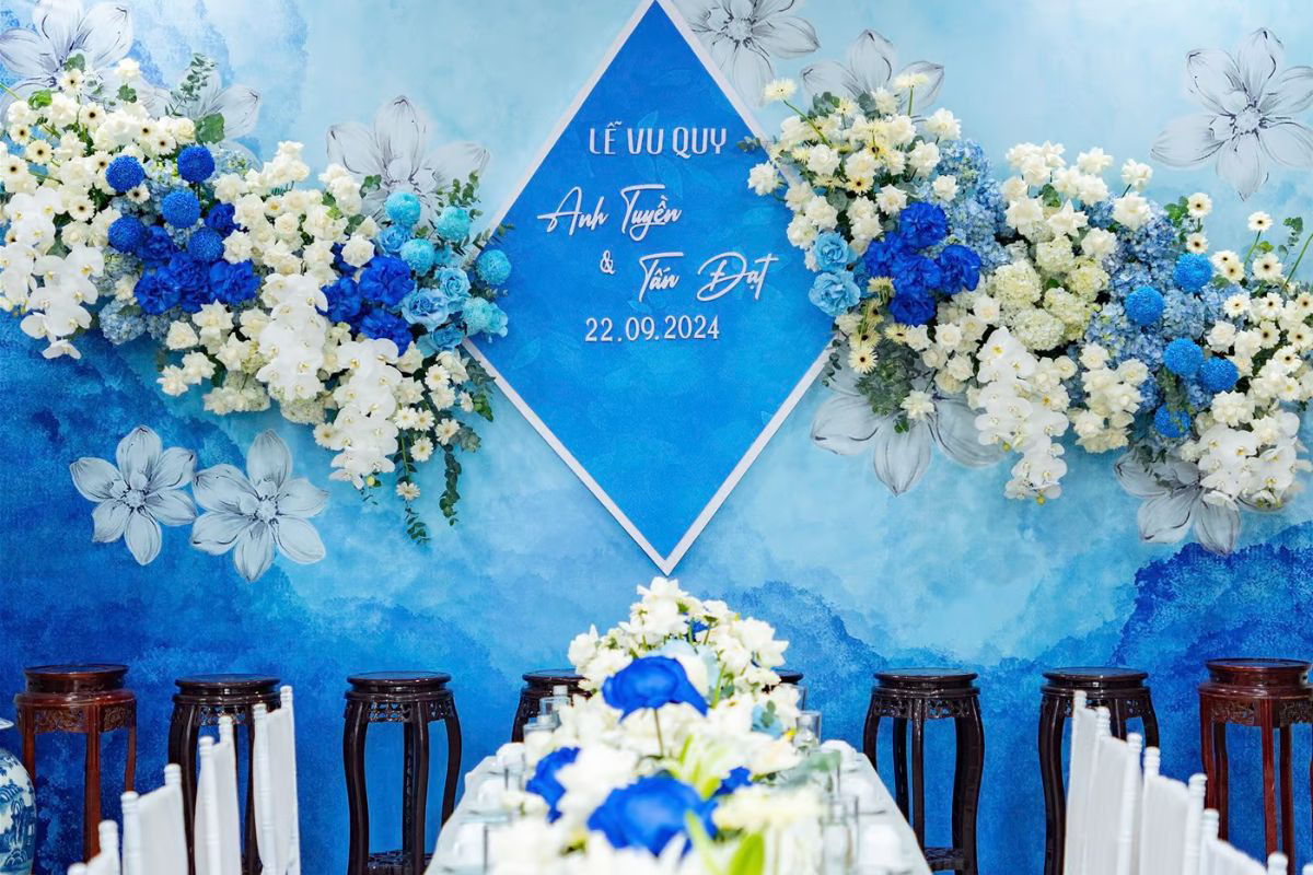 backdrop-in-hinh-ve-ket-hop-voi-hoa-tuoi Backdrop in hình vẽ kết hợp với hoa tươi cùng tone màu (Ảnh: Google)