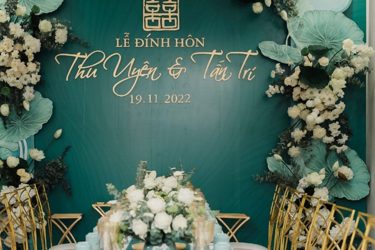 backdrop-tone-mau-xanh-dam-ket-hop-voi-khung-hoa-la Backdrop tone màu xanh đậm kết hợp với khung hoa lá (Ảnh: Google)