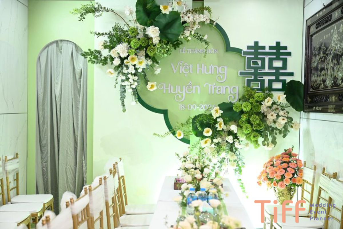 backdrop-va-hoa-mau-xanh-la-tao-su-mat-me-cho-khong-gian Backdrop và hoa màu xanh lá tạo sự mát mẻ cho không gian (Ảnh: Mimi Wedding.vn)