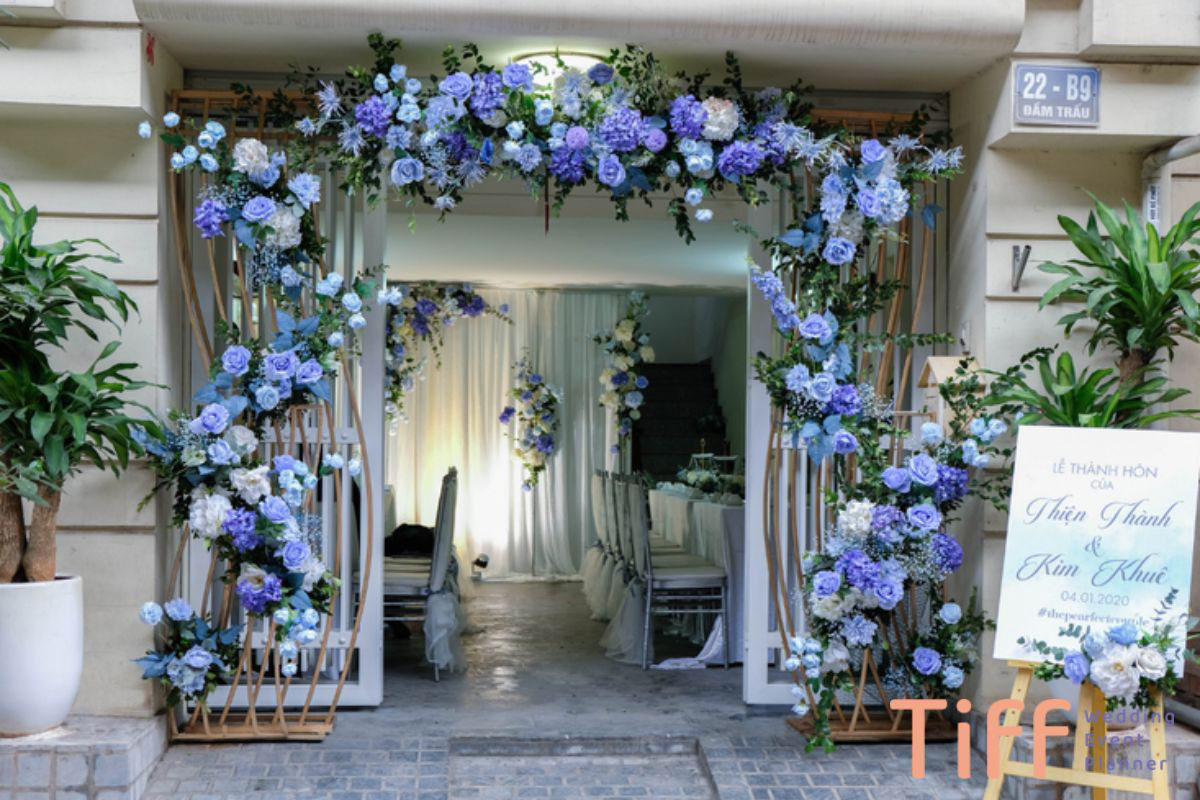 cong-hoa-lua-mau-xanh-duong-dep-mat Cổng hoa lụa màu xanh dương đẹp mắt (Ảnh: Mimi Wedding.vn)