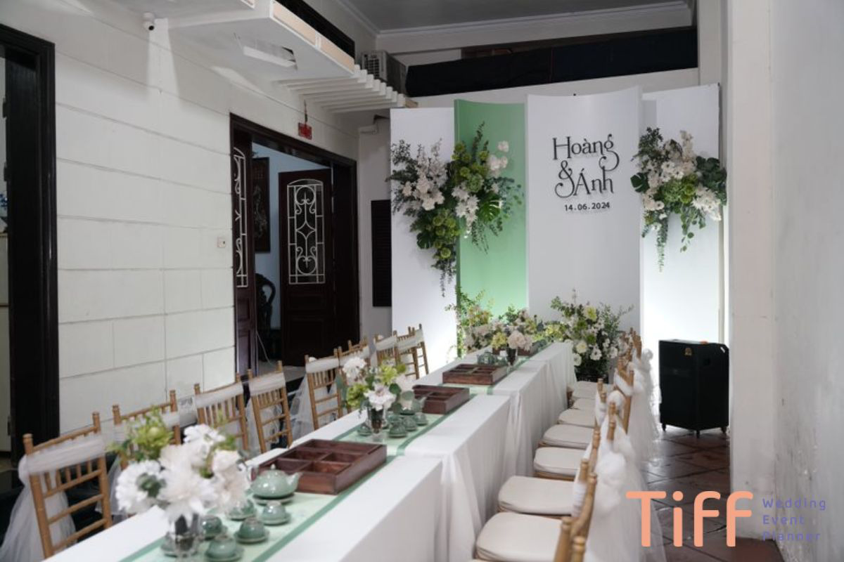 ket-hop-giua-mau-xanh-va-trang-tao-su-hai-hoa-cho-khong-gian Kết hợp giữa màu xanh và trắng tạo sự hài hòa cho không gian (Ảnh: Mimi Wedding.vn)