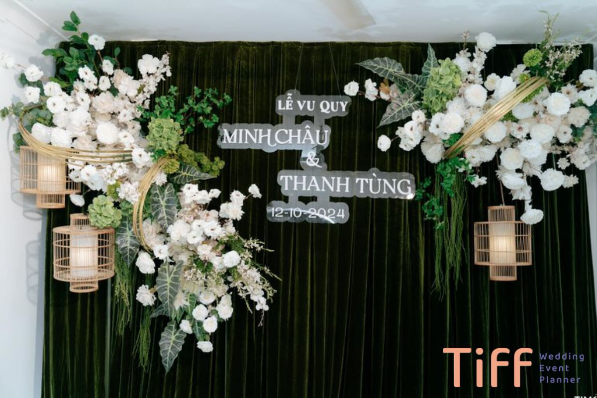 phong-nen-bang-vai-nhung-mau-xanh-dam Phông nền bằng vải nhung màu xanh đậm tạo sự sang trọng, quý phái (Ảnh: Mimi Wedding.vn)