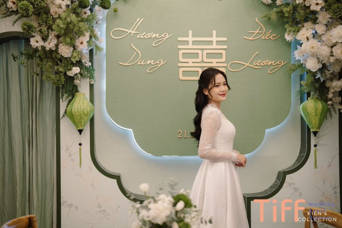 phong-nen-va-hoa-lua Phông nền và hoa lụa, đèn lồng màu xanh lá dịu nhẹ (Ảnh: Mimi Wedding.vn)