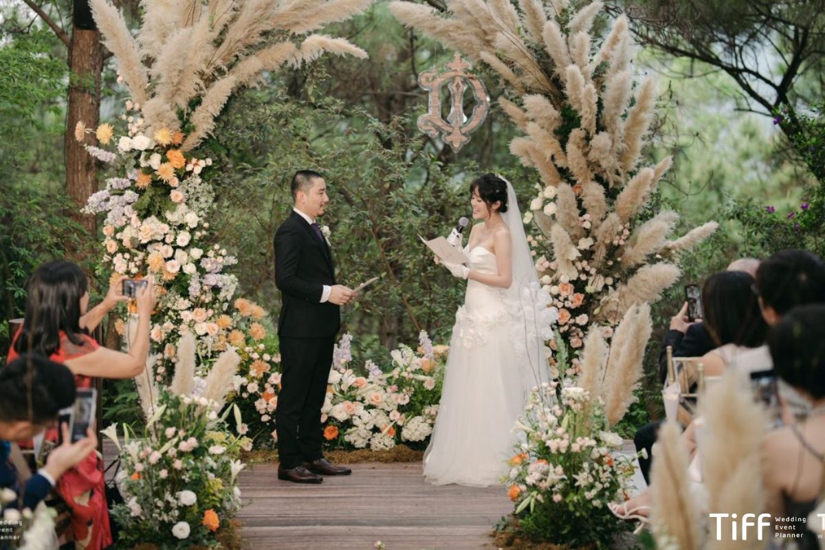 10-27 Việc chuẩn bị kỹ càng và dẫn dắt linh hoạt sẽ giúp MC làm chủ sân khấu, tạo nên một buổi tiệc cưới ấn tượng và đáng nhớ. (Ảnh: Mimi Wedding.vn)