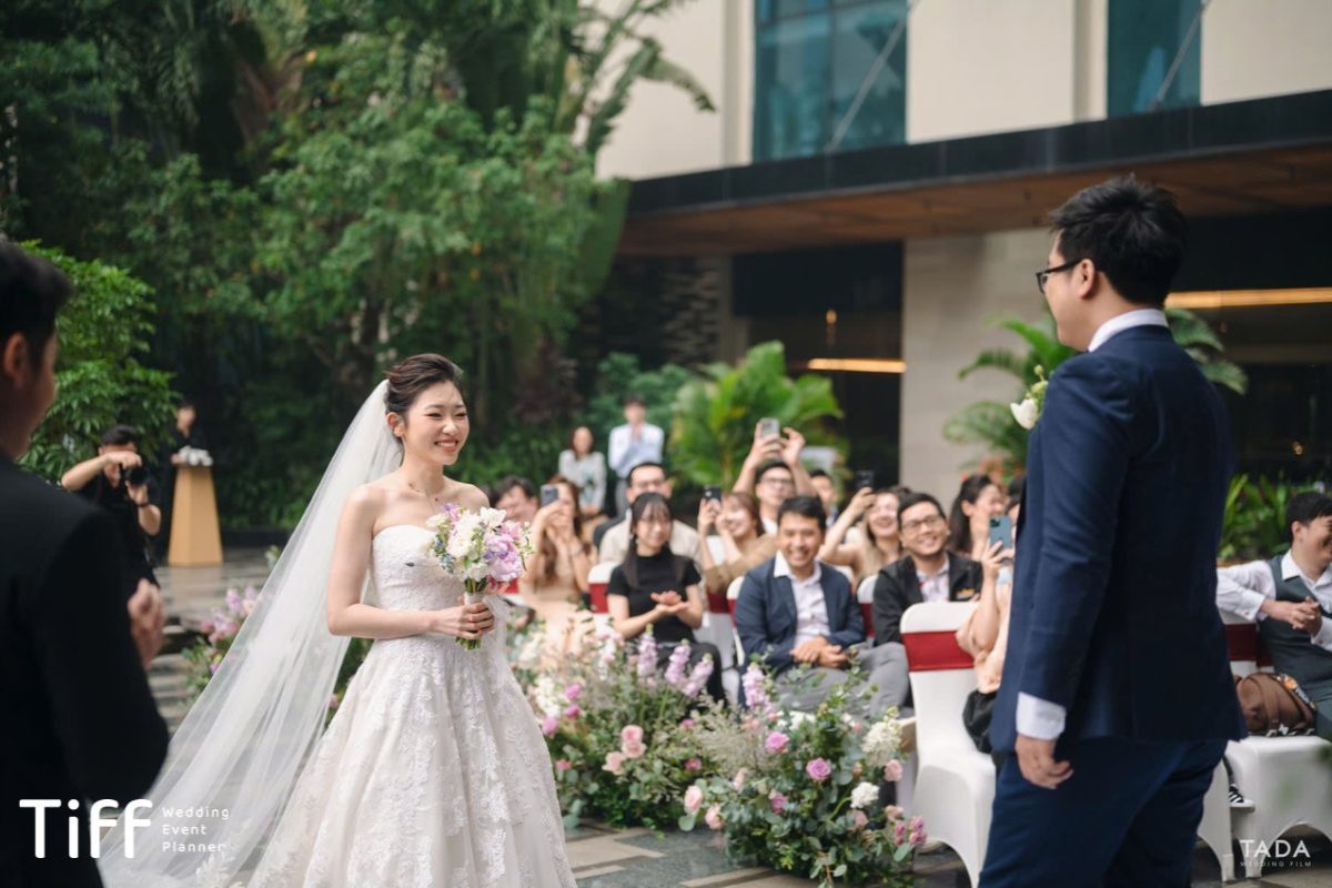 11-21 Mẫu kịch bản MC tiệc cưới ngoài trời dành cho tiệc cưới tổ chức ngoài không gian rộng lớn với các hoạt động như tiệc đứng, âm nhạc ngoài trời .(Ảnh: Mimi Wedding.vn)