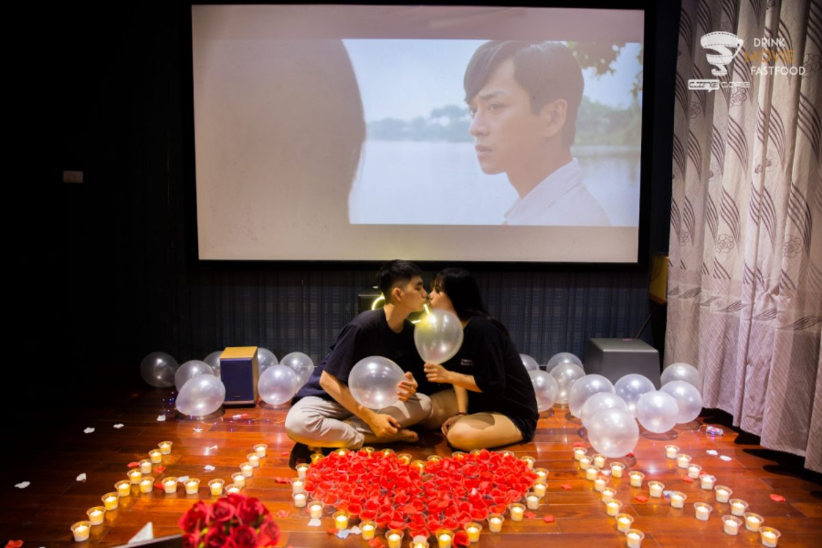 12-15 Tạo không gian ấm cúng, chọn bộ phim ý nghĩa và cùng nhau thưởng thức để biến buổi chiếu phim tại gia thành kỷ niệm đáng nhớ. (Ảnh: Sưu tầm)