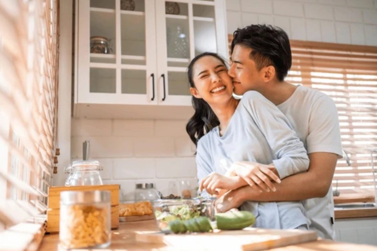 13-13 Cặp đôi hạnh phúc khi cùng nhau nấu ăn. (Ảnh: Sưu tầm)