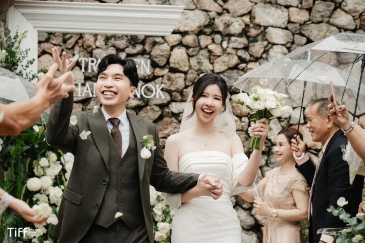 14-10 Xem lại album ảnh cưới, ôn lại những kỷ niệm đáng nhớ. (Ảnh: Mimi Wedding.vn)