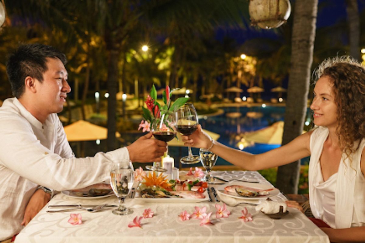 15-7 Bữa tối dưới ánh nến với nến thơm, hoa tươi và thực đơn đặc biệt sẽ tạo không gian lãng mạn. (Ảnh: Sưu tầm)