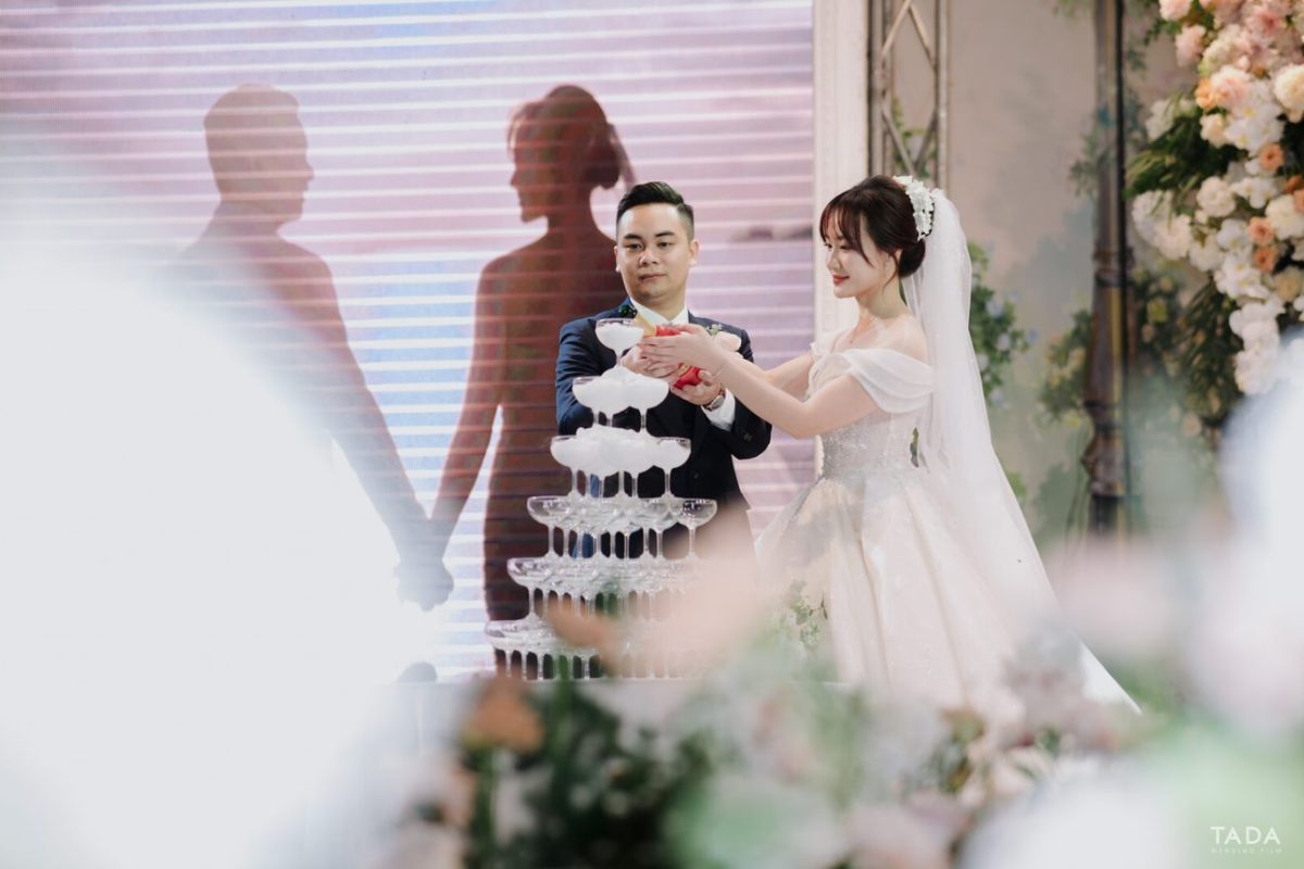3-33 Cô dâu và chú rể thực hiện nghi thức rót rượu. (Ảnh: Mimi Wedding.vn)