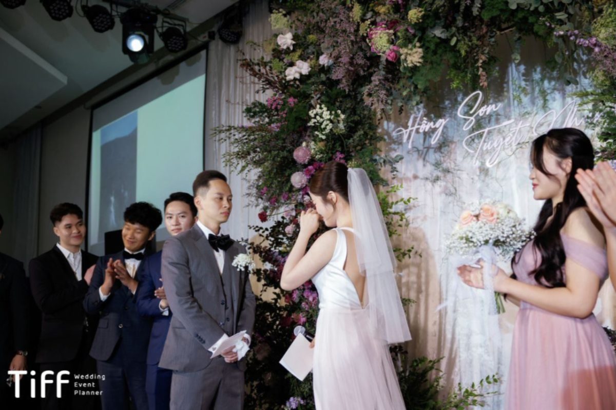 4-32 Bữa tiệc kỷ niệm bất ngờ với gia đình và bạn bè trong không gian ấm cúng, tràn ngập yêu thương. (Ảnh: Mimi Wedding.vn)